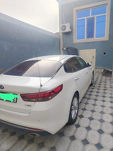 Kia: Kia K5 sedan – ağ rəng, 4 qapı, ön çəkiş. Geniş və komfortlu salonlu — 3