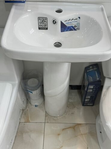 tülpanlar: Ağ rəngdə, keramika materialından hazırlanmış lavabo, ayaqlı