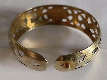 Серебряные браслеты: Серебряный браслет с позолотой с ажурным орнаментом. В центре браслета — 4