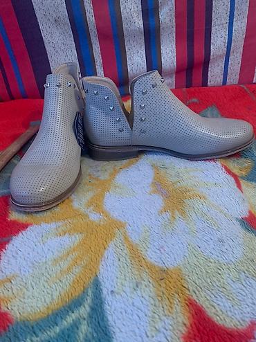 Другая женская обувь: Продаю ботинки женские. Размер 39. Кожаные, цвет бежевый. Привозили из — 3