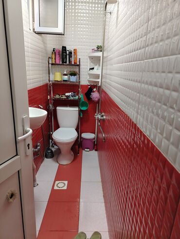 Mənzil kirayələyirəm: İki mərtəbəli rahat mənzil interyeri - Zövqlü və işıqlı qonaq otağı — 7