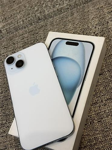 IPhone 15 (белый) - Корпус: белая задняя панель из стекла, плоские
