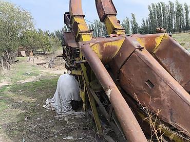 экскаваторы на продажу: Кукурузоуборочный прицепной комбайн (под трактор), предположительно — 4