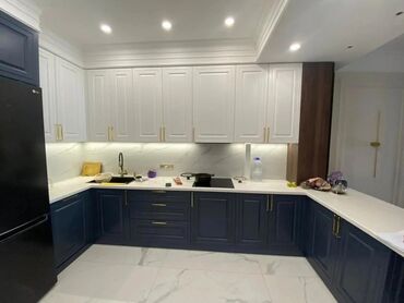 Кухонные гарнитуры: Современный кухонный гарнитур, выполненный в комбинации светло-серых и — 10