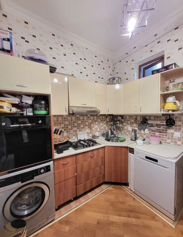 Uzunmüddətli kirayə mənzillər: Mənzil Elmlər Akademiyasi. metrosuna yaxın ərazidə yerləşir.Piyada 3-4 — 9