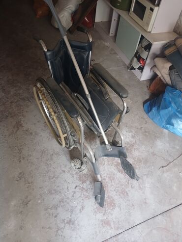 купить инвалидную коляску бу: Инвалидная коляска с ручным приводом + костыль Описание: - Складная