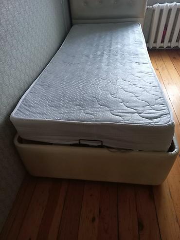 utu masasi skafli: Tək nəfərlik çarpayı satılır. Çarpayı krem rəngli yumşaq üzlüklə — 3