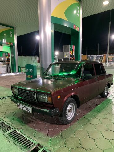 дом на калеса: Классический седан ВАЗ-2107 в бордовом цвете, представленный на АЗС