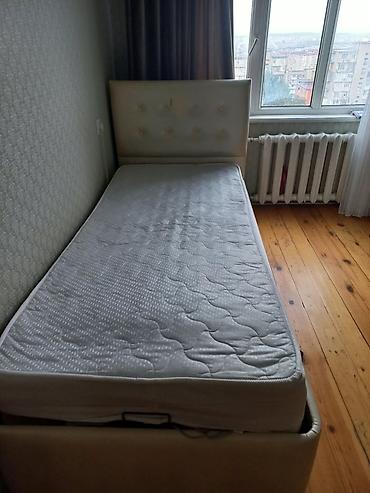 utu masasi skafli: Tək nəfərlik çarpayı satılır. Çarpayı krem rəngli yumşaq üzlüklə — 2