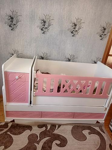 Beşiklər: Uşaq beşiyi – “Melek Bebe” modellidir. Ağ-çəhrayı rəng çaları ilə — 1