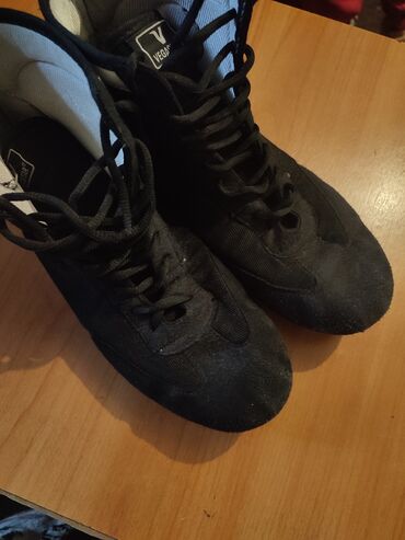 Кроссовки и спортивная обувь: Мужские барсовки цвет черный размер 42 высота 14см в хорошем