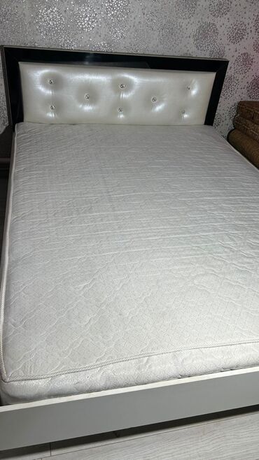 белая ткань: Двуспальная Кровать, Б/у