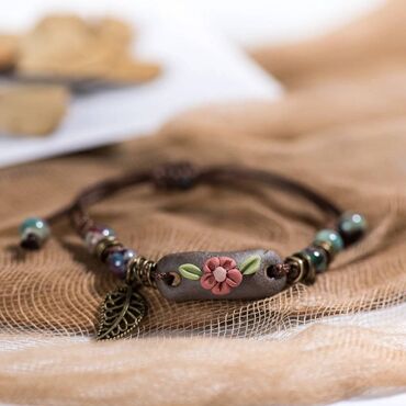 haljina ili kosulja safari sa metalnim dugmic: Sofistirana narukvica urađena od keramičkih, perličnih i metalnih