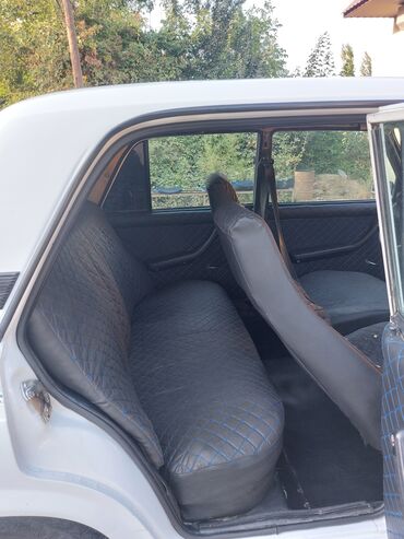 запчасти на фольксваген пассат б3: Ağ rəngli Lada 2107 sedan avtomobili. Avtomobil geniş daxili məkana
