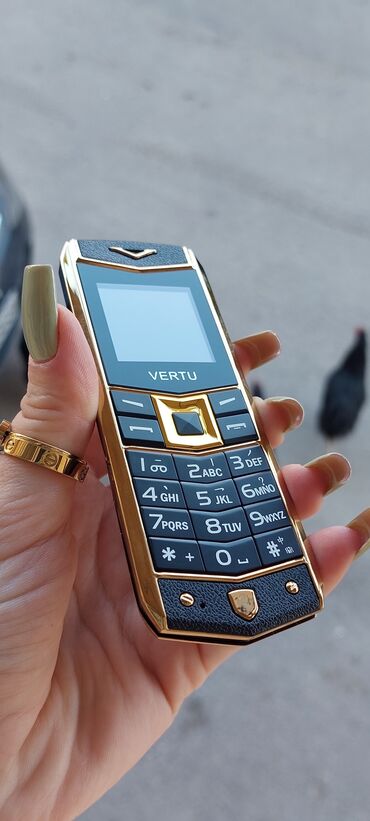 210 mobil nomreler: Vertu Signature Touch, rəng - Qızılı, Zəmanət, Düyməli, İki sim kartlı