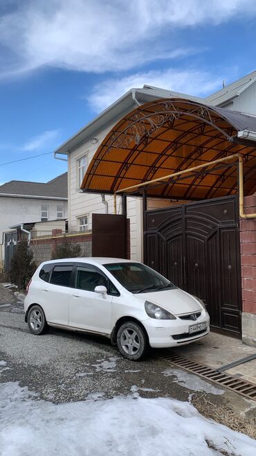 срочно продать машину: Honda Fit: 2001 г., 1.3 л, Вариатор, Бензин