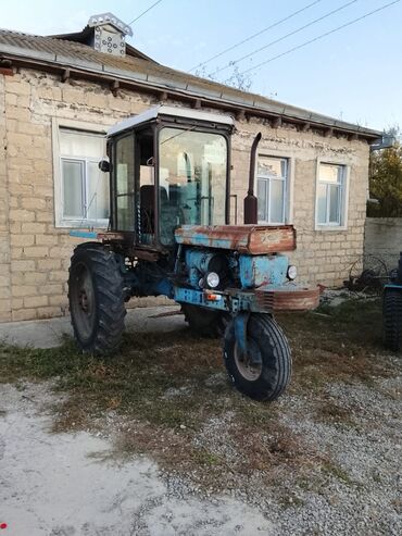 Traktorlar: Kənd təsərrüfatı üçün tək kabinalı təkərli traktor Xüsusiyyətlər: - — 2