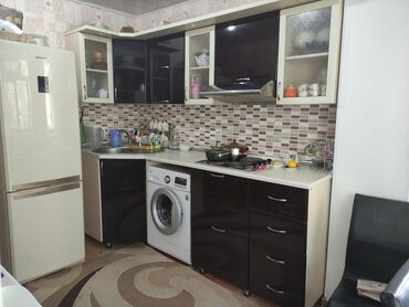 Kreslolar: Ağ və tünd qəhvəyi rəngdə müasir mətbəx dolabı dəsti. Qırıq, çat