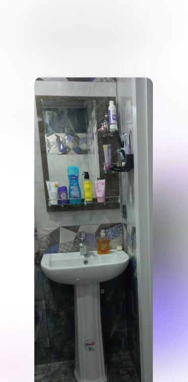 tülpan şəkilləri: Ağ rəngdə, ayaq üstündə olan lavabo. Güzgülü rəf dəsti ilə