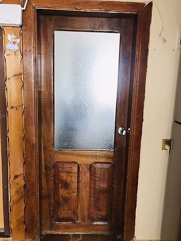 Taxta otaq qapısı təqdim olunur. Qapı klassik dizaynda hazırlanıb