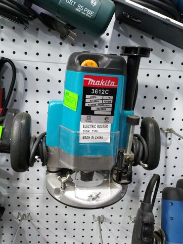 пластик трубалар: Makita 3612C modeli, 220V gərginlik və 2300W gücə malik elektrik