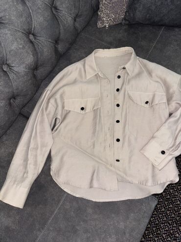 klassik koynekler: Bej rəngli uzunqol köynək - Klassik yaxalıq, ön hissədə qara düymələr