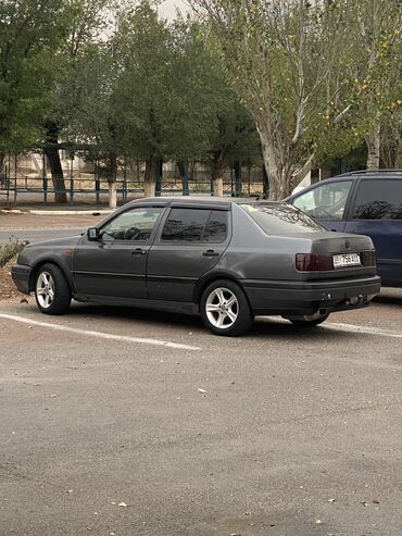 Volkswagen: Volkswagen Vento: 1992 г., 1.8 л, Механика, Газ