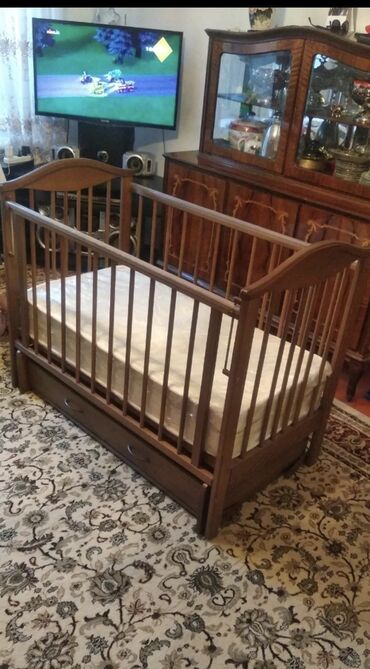 детскую деревянную кроватку: Продам детскую кроватку деревянная, матрас новый не использованный
