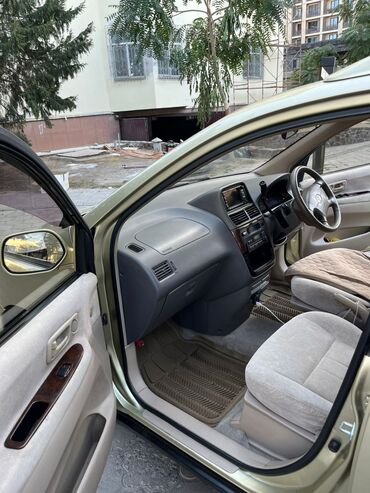 сиденья голф: Toyota Ipsum: 2001 г., 2 л, Автомат, Бензин, Вэн/Минивэн