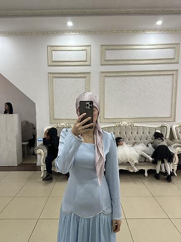 Нежное платье в небесно-голубом цвете - Силуэт: приталенный верх с