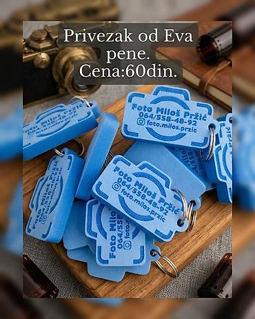 Privezak od EVA pene u plavoj boji, sa metalnim prstenom za ključeve