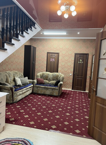 Посуточная аренда домов: Просторный дом с лестницей на второй этаж, полностью меблирован и — 1