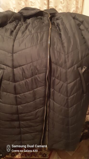 черное пальто с капюшоном: Продаю куртка очень тёплая почти новая