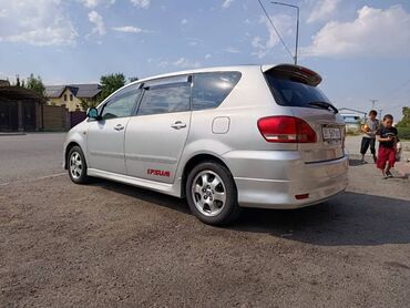 тико алам: Серебристый минивэн Toyota Ipsum с обвесом и спойлером на задней