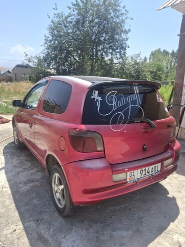 машина алу: Красный трехдверный хэтчбек Toyota Yaris с тонированными задними