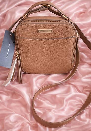 барсетки томми: Классическая сумка, Tommy Hilfiger, США, Материал: Экокожа, Регулируемый ремень, Женские, Новый — 1