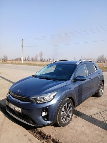 авто в рассрочку к5: Компактный кроссовер Kia Stonic в синем цвете. Оснащен рейлингами на