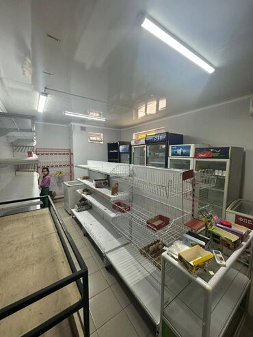 с квартирантами с магазином готовый бизнес квартирный комнат действующим: Срочно Продаю! Оборудованный магазин на 0,5сотке 40м2, 9 мкр 64
