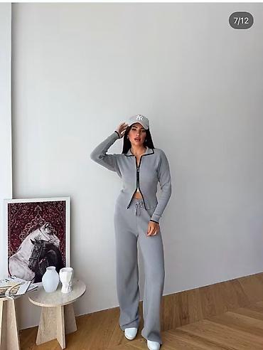 Gornji i donji deo: Kompletan outfit — zip jakna i pantalone od trikotaže! ❤️ Šta dobijač — 7