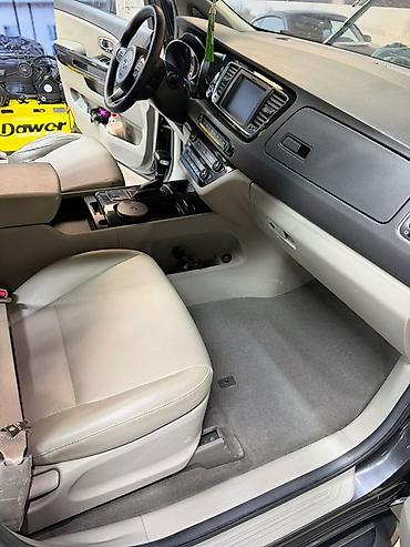 Kia: Kia Carnival minivan - Kuzov: qrafit-boz rəng, xrom ön barmaqlıq və — 19