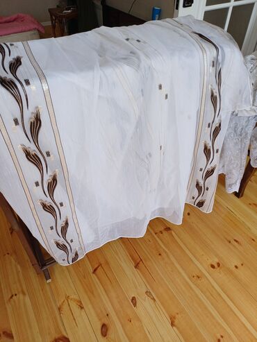 Pərdə və tüllər: Zərif naxışlı tull pərdə - Material: nazik, şəffaf tull (ağ rəngdə)