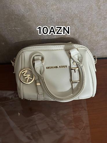 klass magaza: Məhsul: Mini çanta, krem/ağ rəngdə Brend: Michael Kors (MK loqolu) — 1