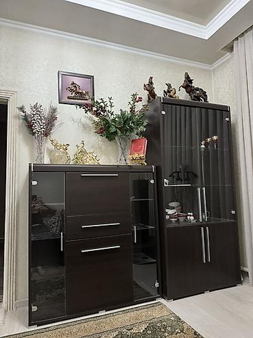 Гостиная витрина/комод из темного ЛДСП с глянцевыми стеклянными