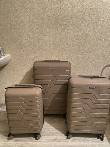 продам чемодан: Продаю комплект чемодана Размеры : L, M, S Использовала всего два