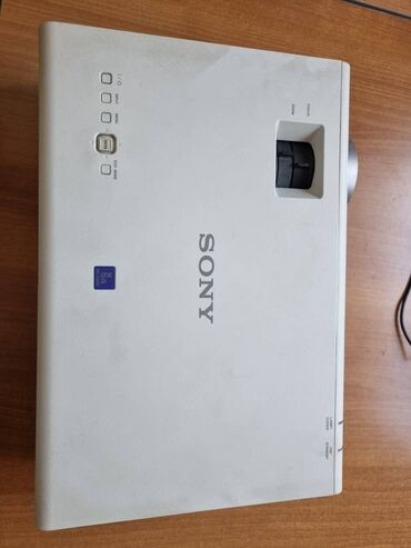 корпуса для компьютера: Проектор Sony с широким спектром применений, идеально подходящий для