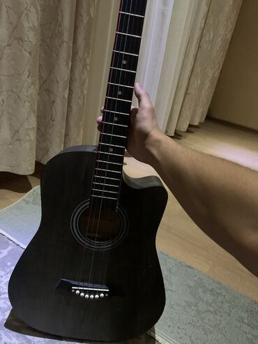 студийный микрофон: Акустическая гитара с вырезом (cutaway), цвет - матовый черный