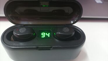 Аксессуары для консолей: Продаю наушники сенсорные хватают на долго кейс с павер банком