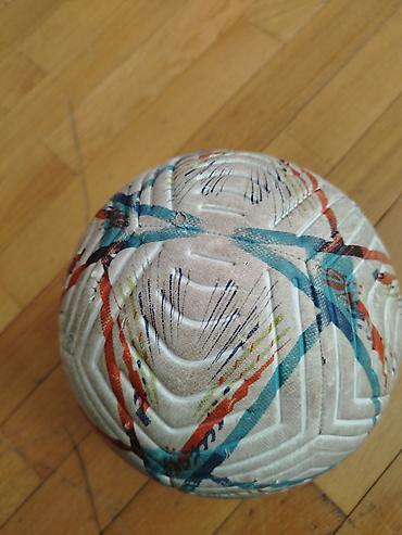 Toplar: Futbol topu satilir 50manata alinib 20e satilir — 1