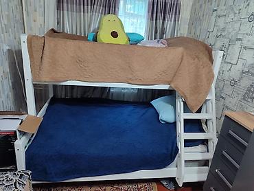 Двухъярусная кровать из массива (цвет белый). Особенности: - Нижний
