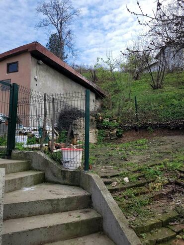 Kuće na prodaju: 250 kv. m, 6 soba — 18